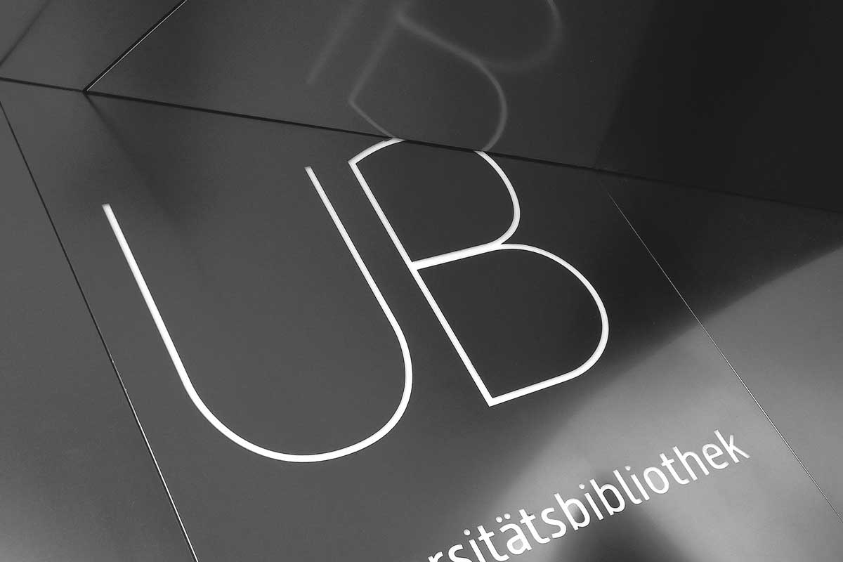 Universitätsbibliothek Freiburg, Gebäudebeschriftung